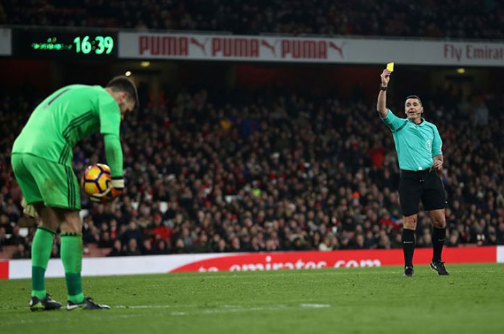 Trọng tài thông báo thời gian bù giờ cuối hiệp